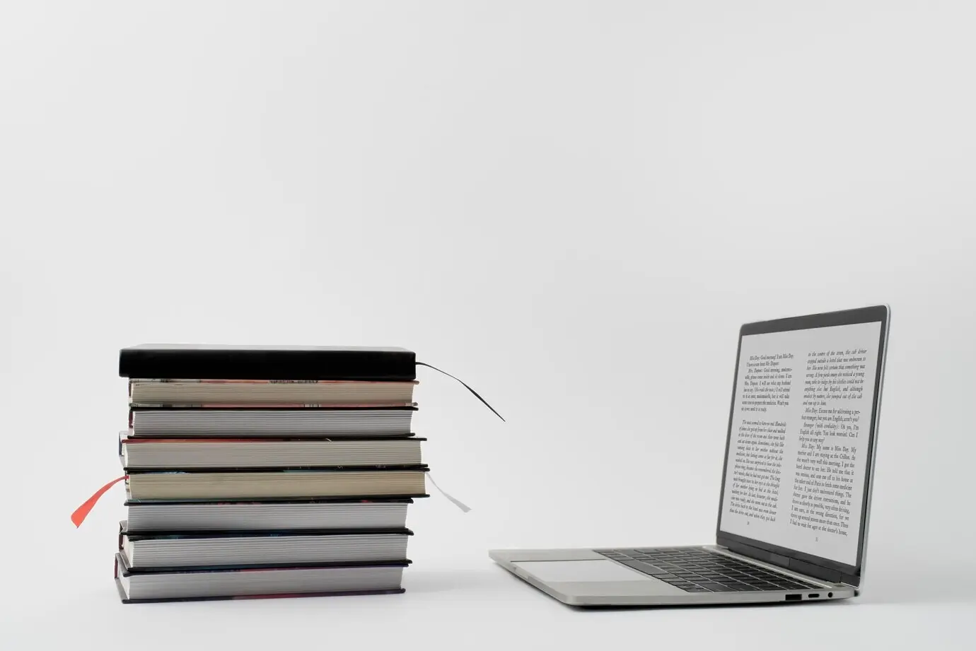 Zusammenstellung aus Laptop und Büchern