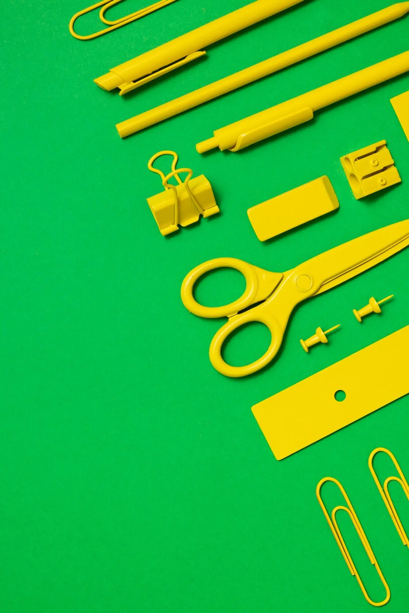 Draufsicht auf eine Auswahl an Utensilien in einer Farbe